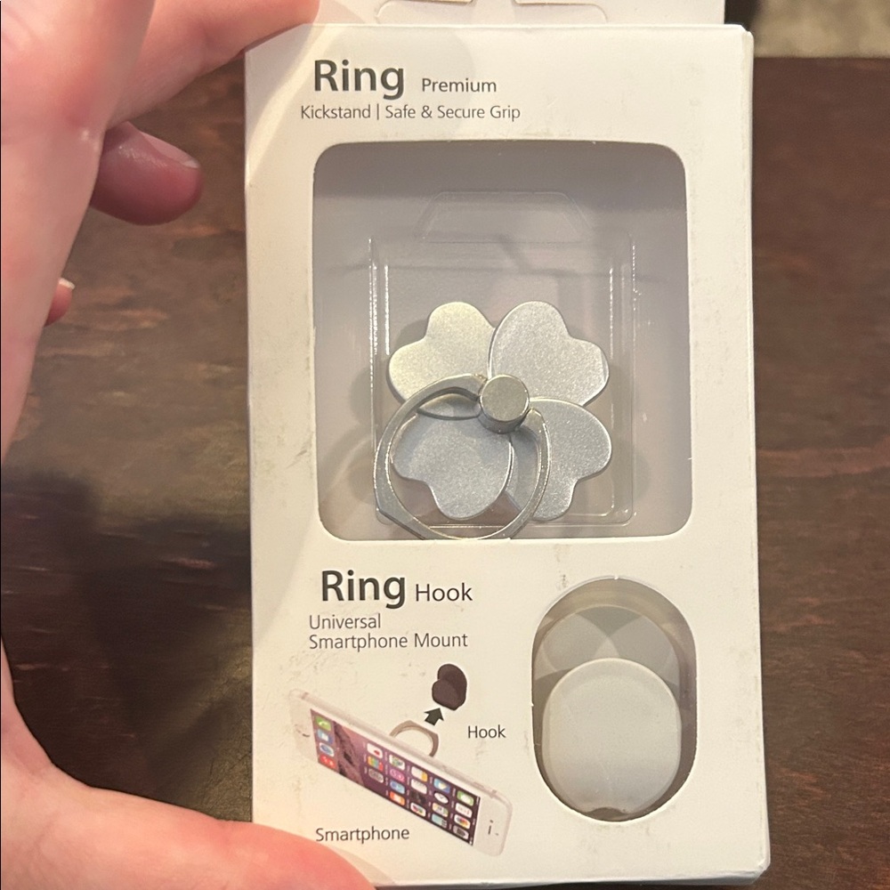 NWT.  Ring Premium Silver Flower Smartphone Kickstand